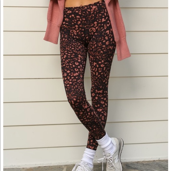 Varley Luna Legging in red animal print - Picture 2 of 6